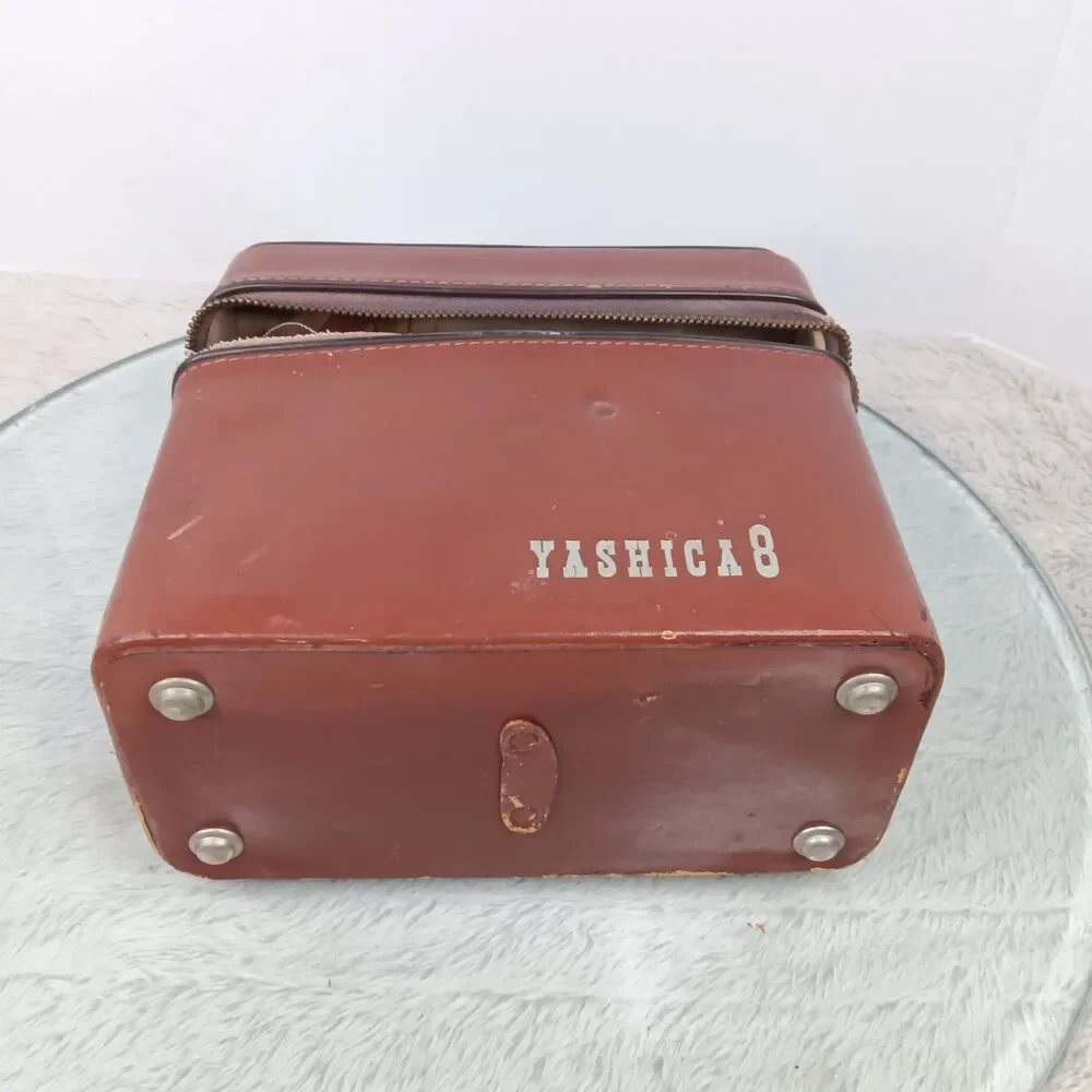 Vintage1950s/60s Yashica 8-E III 8mm wind-up movie camera complete w/ case